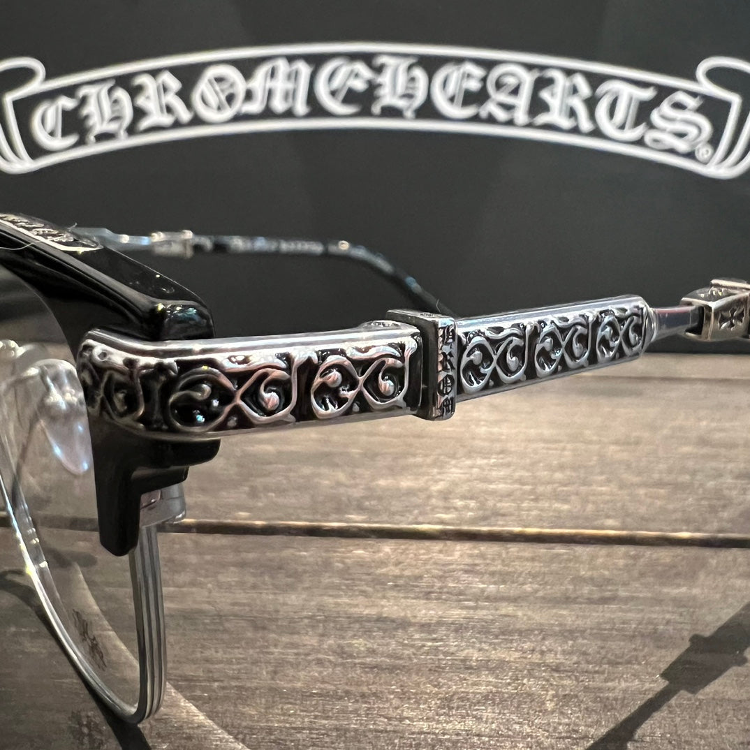 Classic vine-patterned black-rimmed glasses