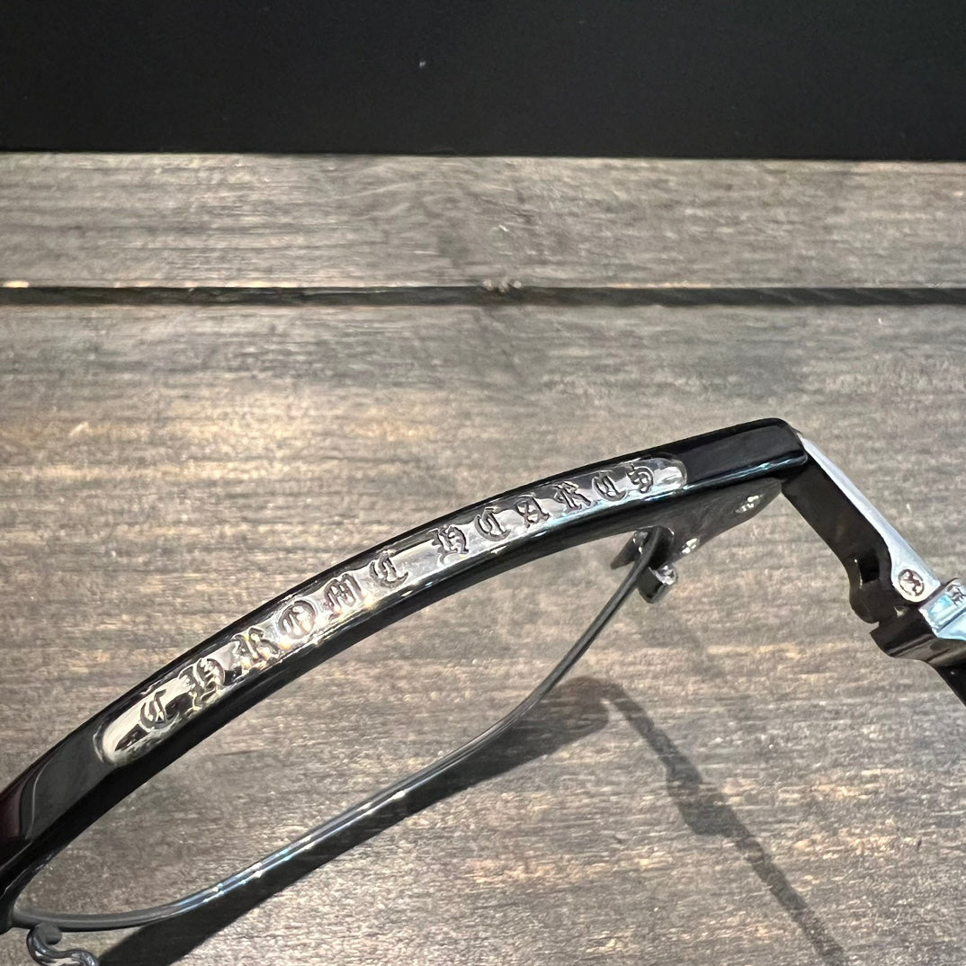 Classic vine-patterned black-rimmed glasses