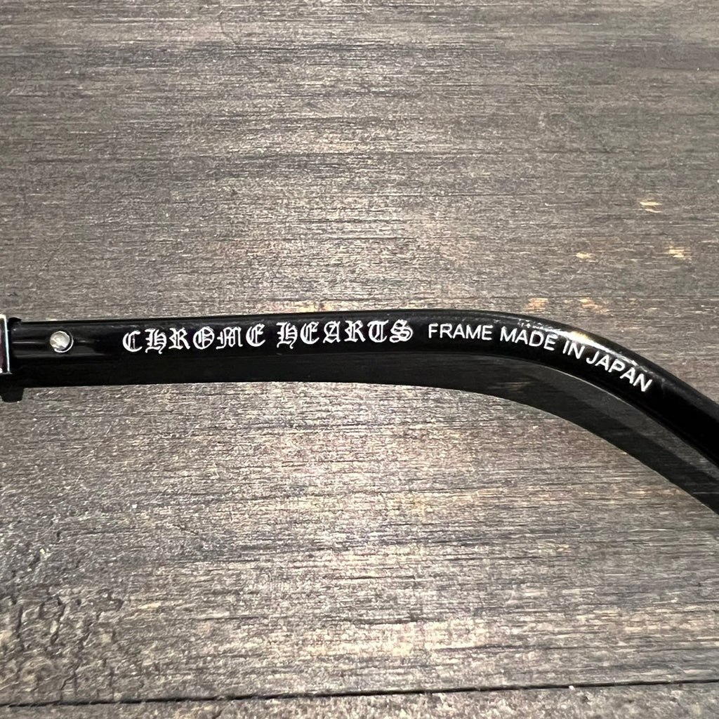 Classic vine-patterned black-rimmed glasses