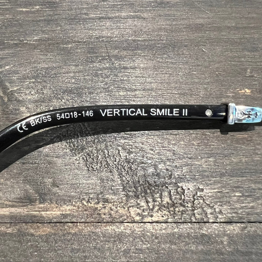 Classic vine-patterned black-rimmed glasses