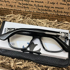 Black-rimmed sword glasses