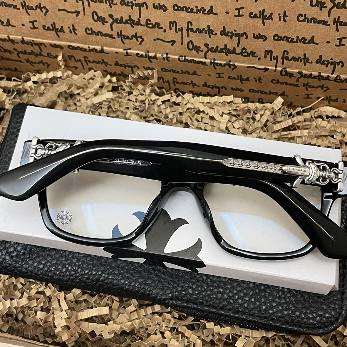 Black-rimmed sword glasses