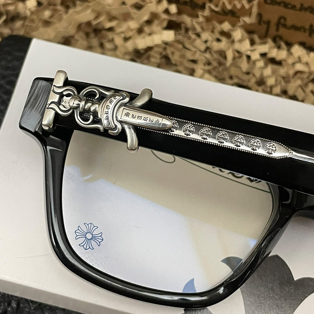Black-rimmed sword glasses