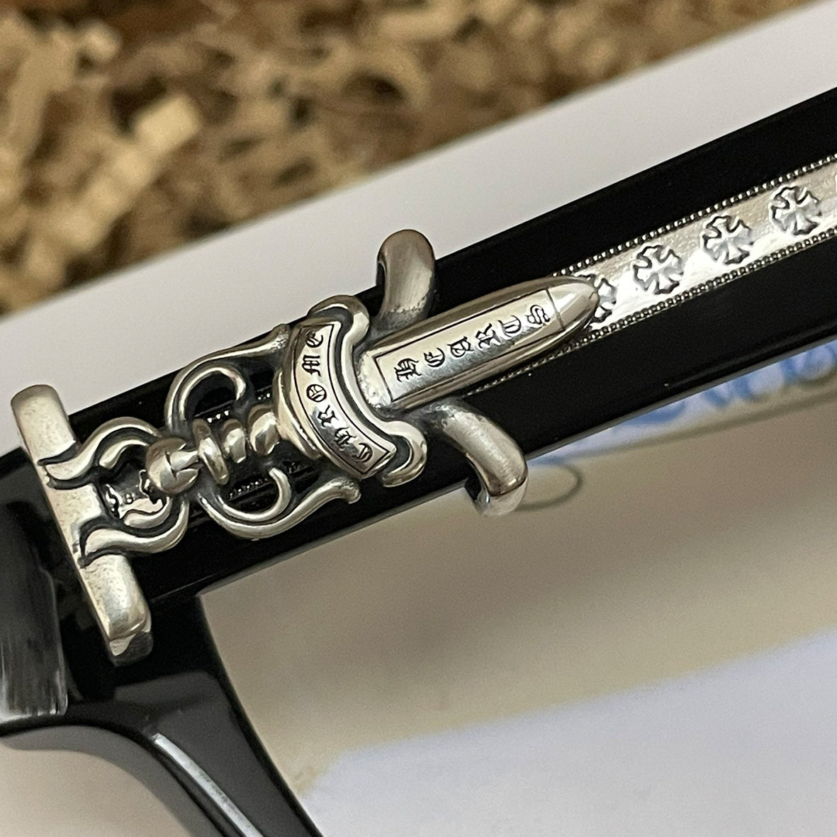 Black-rimmed sword glasses
