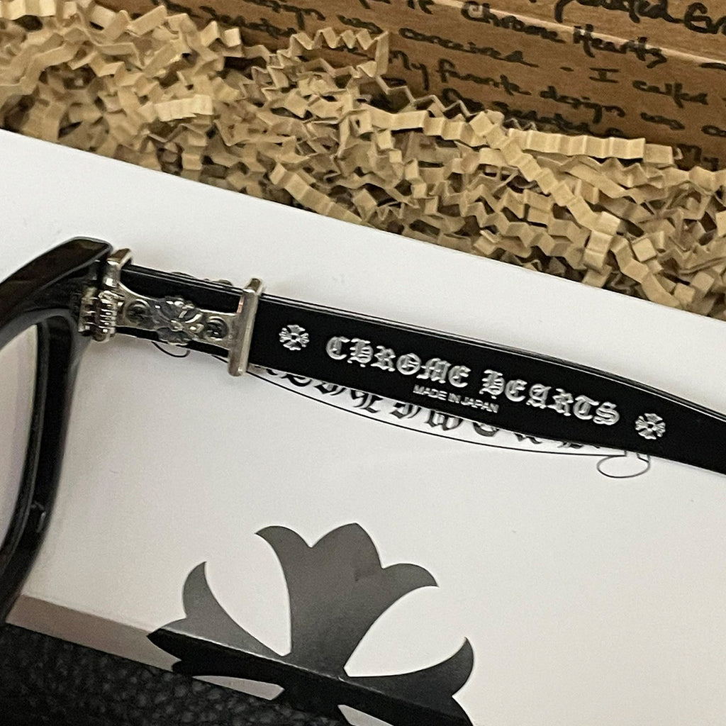 Black-rimmed sword glasses
