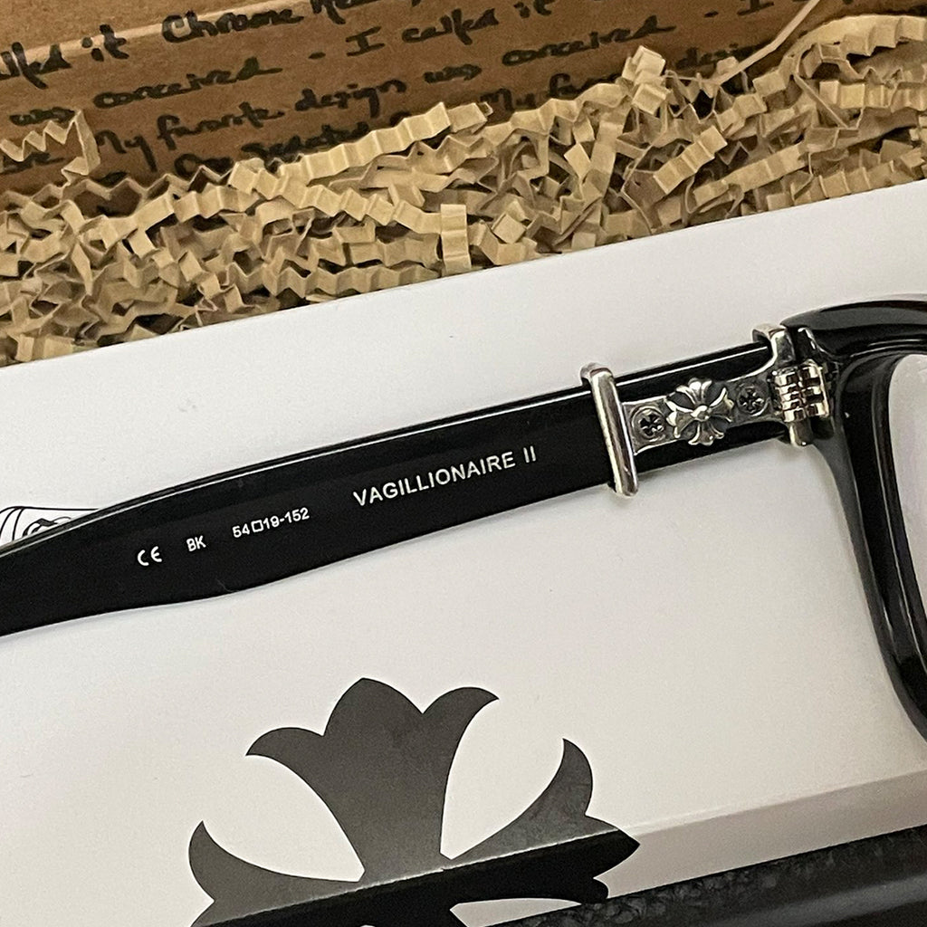 Black-rimmed sword glasses
