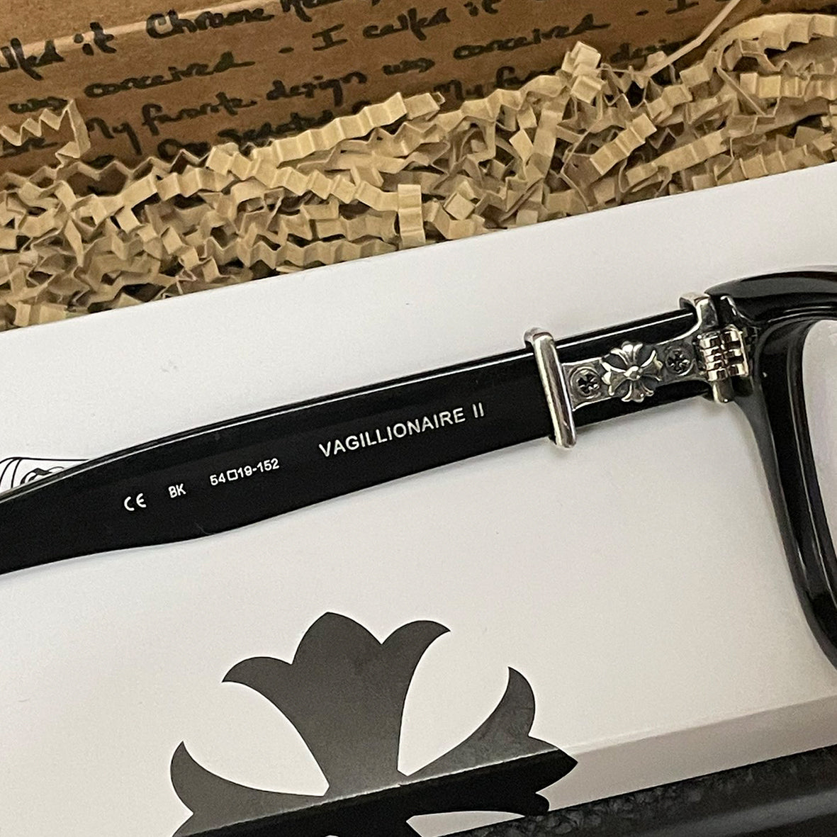 Black-rimmed sword glasses